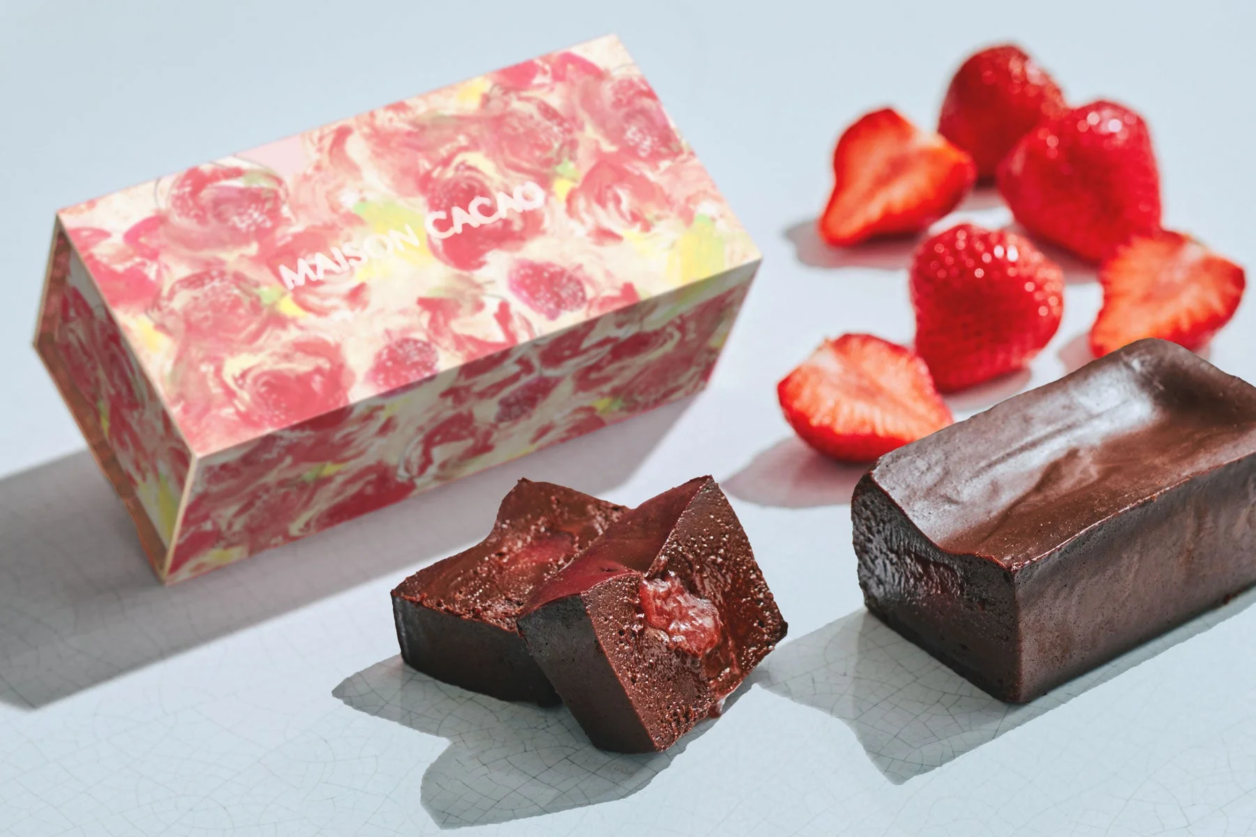 MAISON CACAOの濃厚なチョコレートケーキと新鮮ないちご