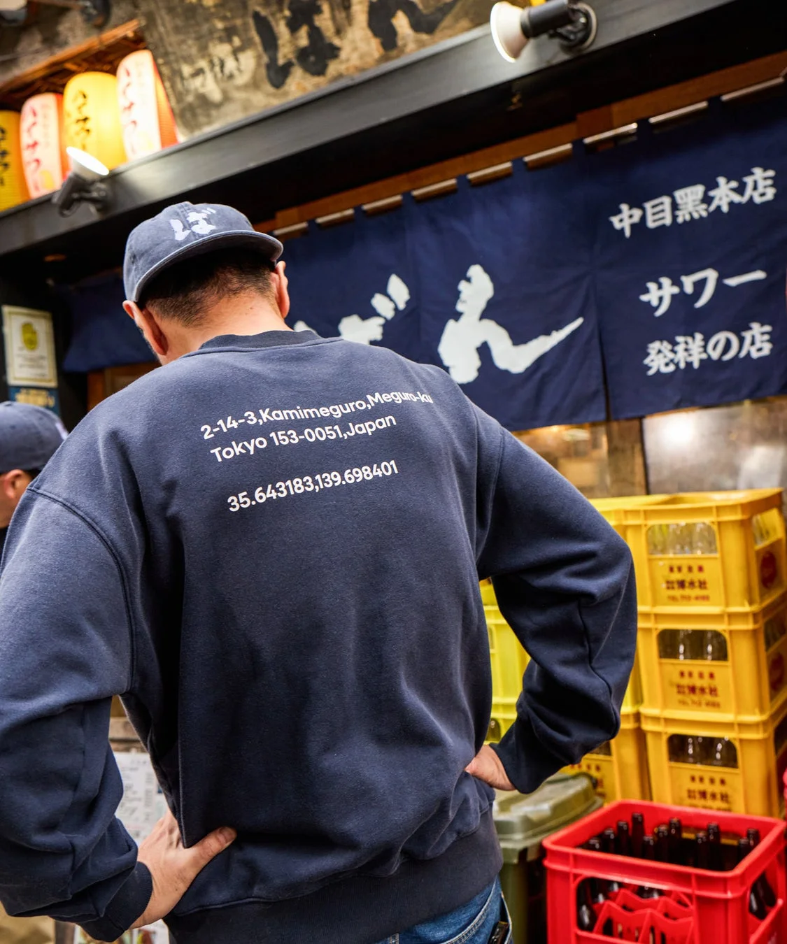 スウェットを着た人物の背中