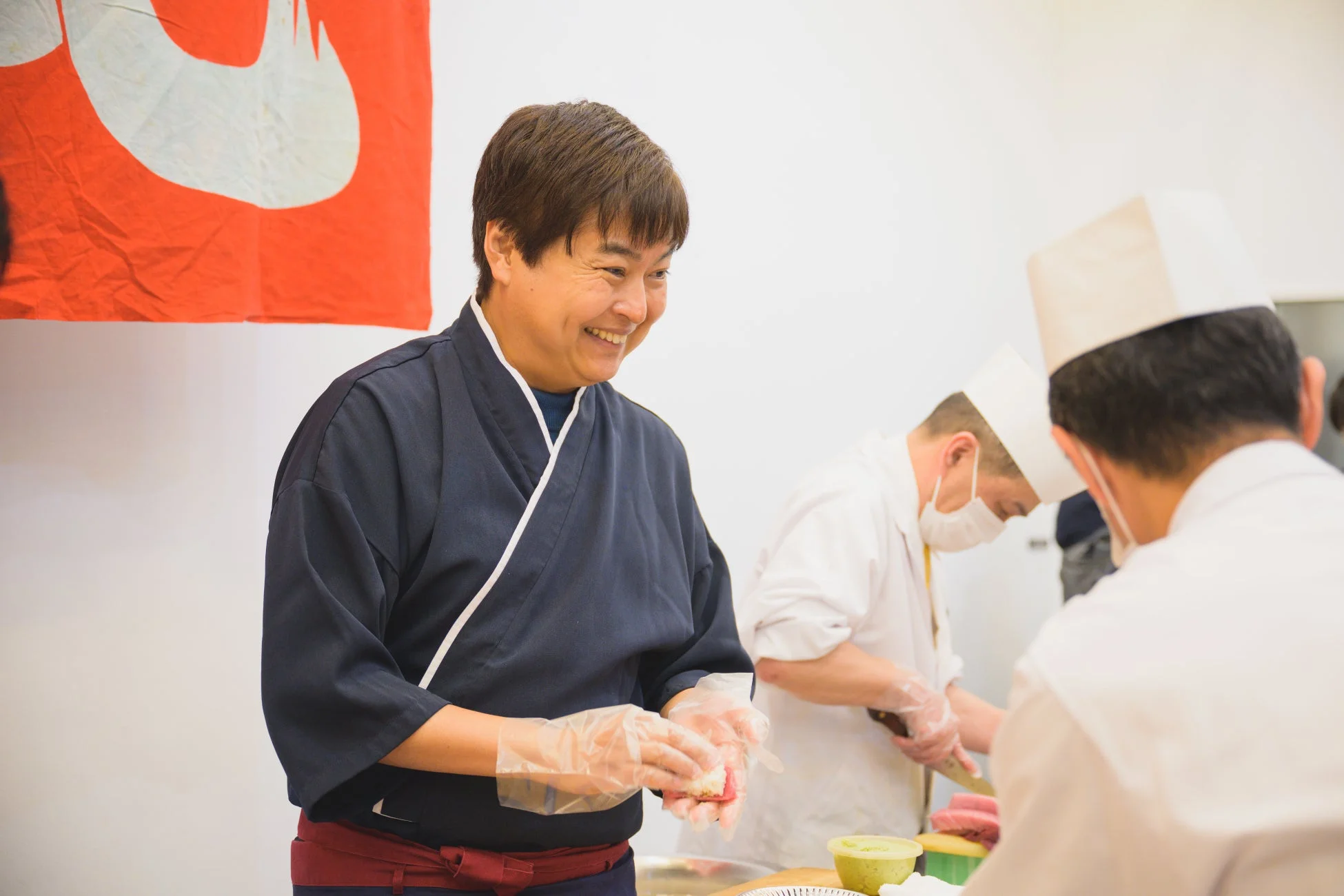 寿司を握る料理人