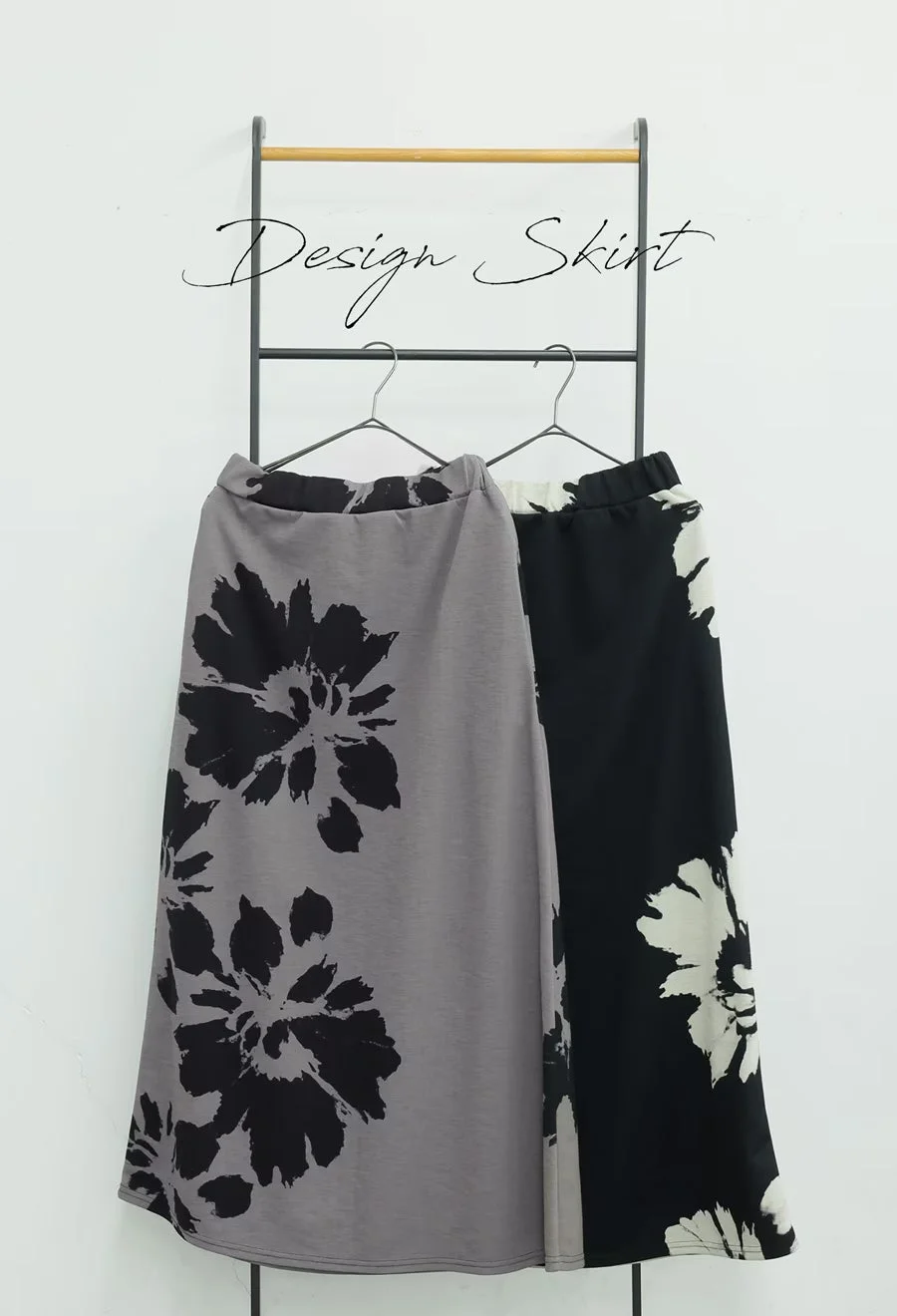 ハンガーにかけられた花柄スカート