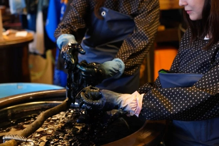 藍染め体験の様子