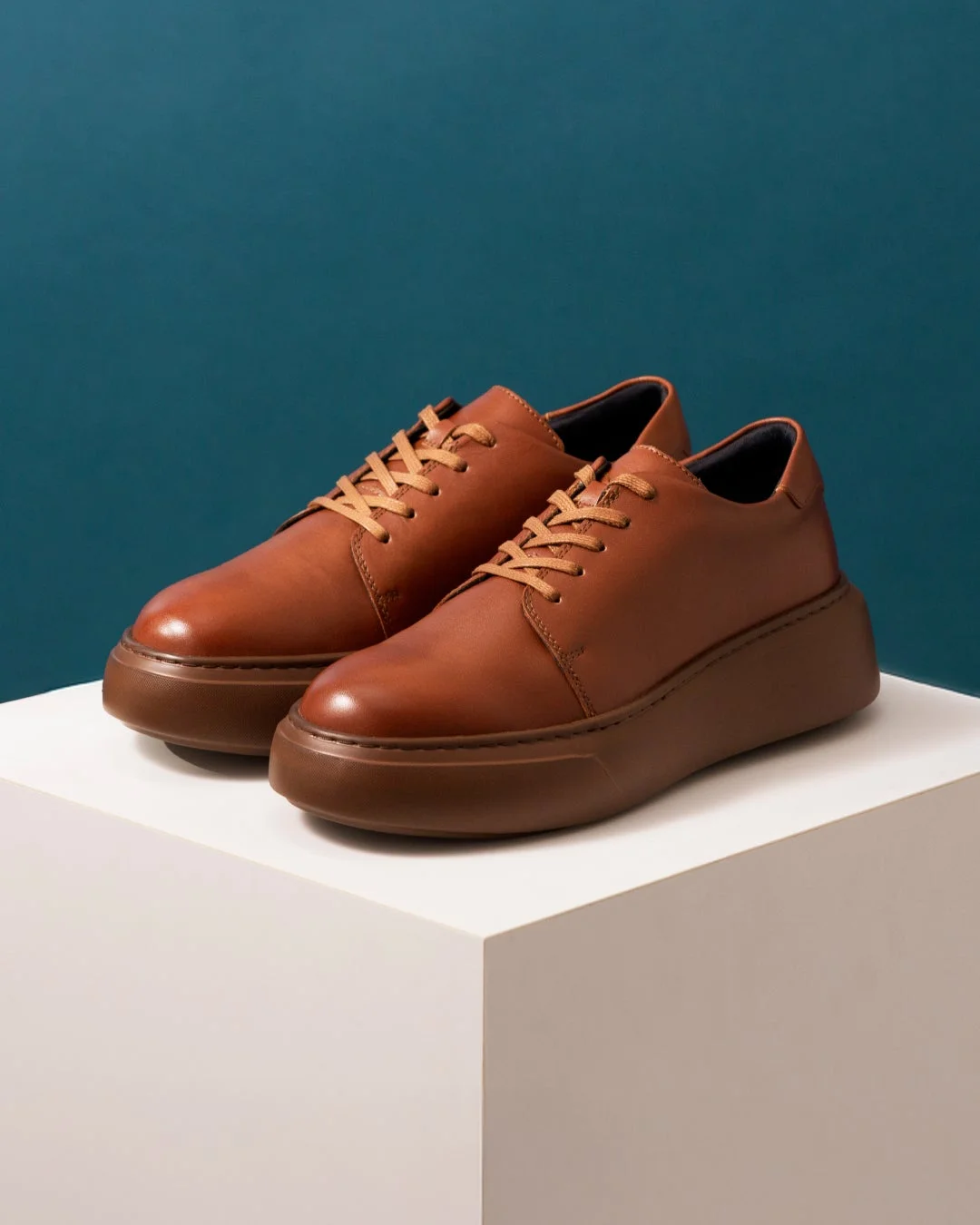 アースブラウンのシューズ