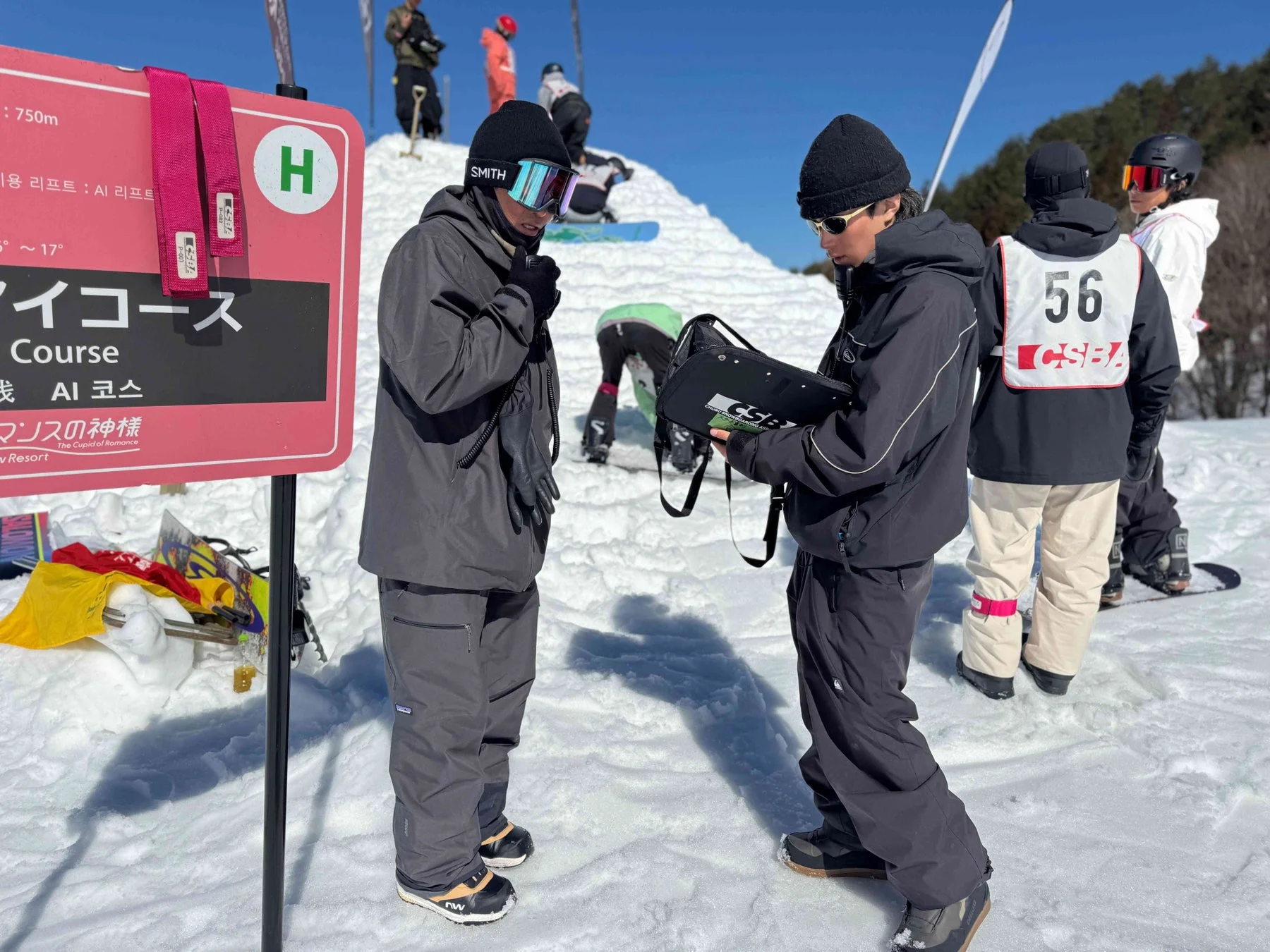 スキー場で会話する人々