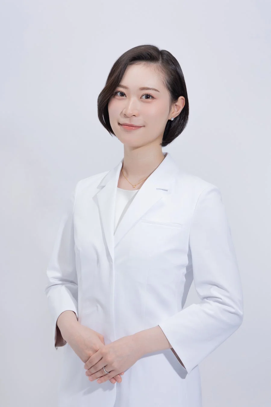 赤岩優妃医師、両手組み