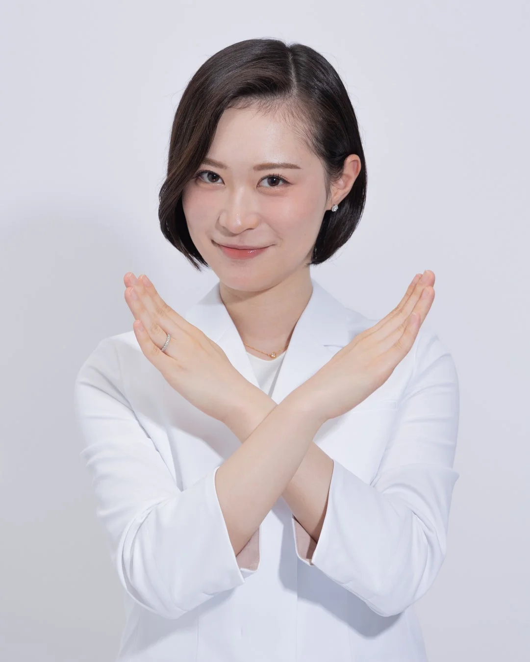 赤岩優妃医師、腕組みバツ印