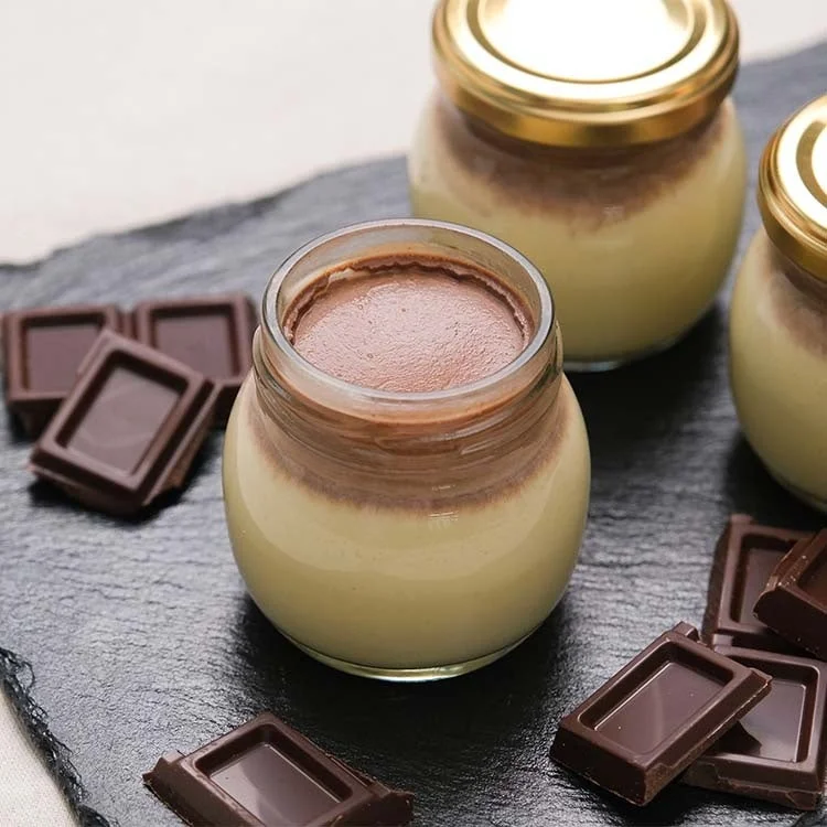 ガラス瓶に入った二層のチョコレートプリンと板チョコレート