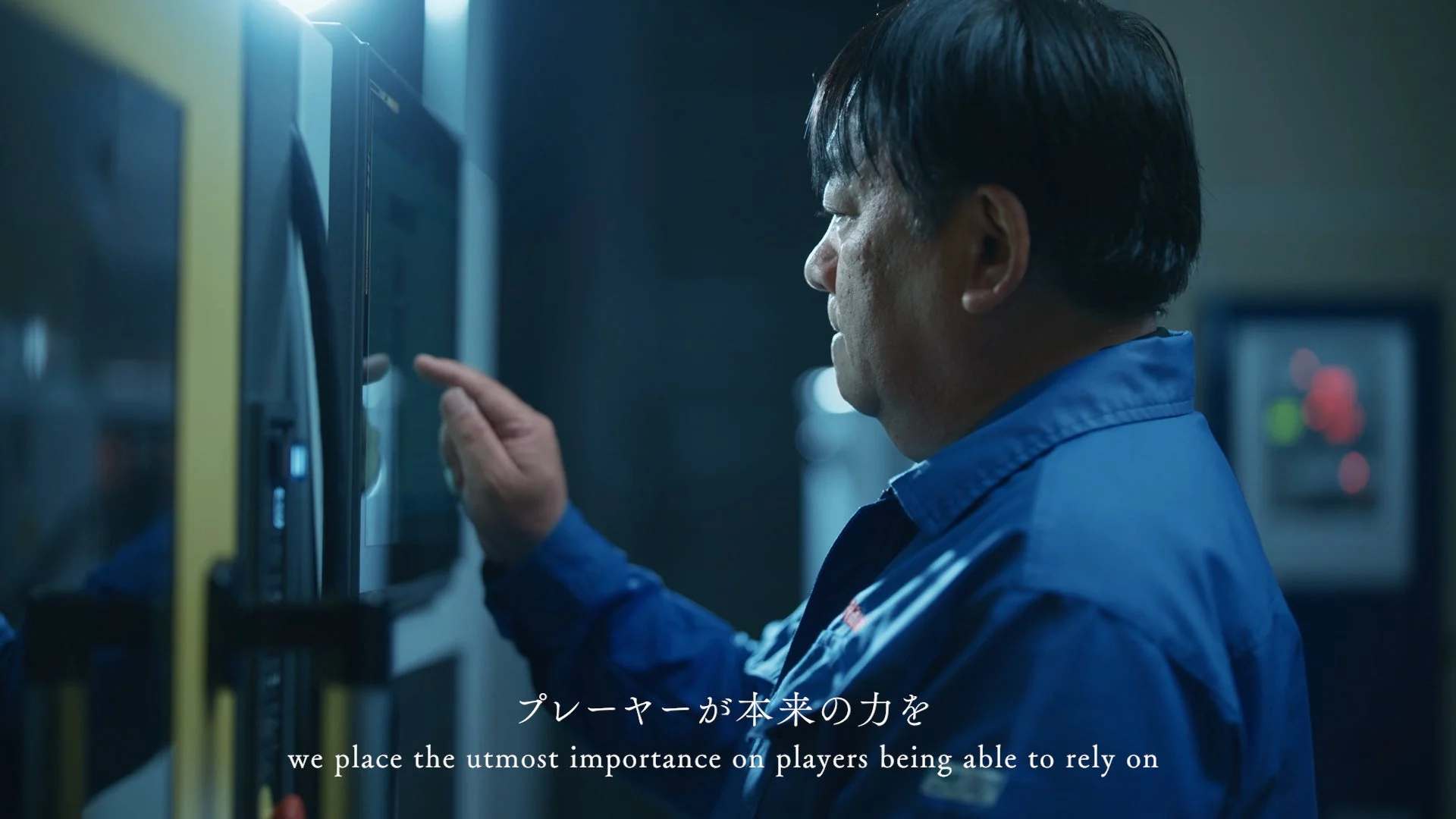 タッチパネルを操作する男性作業員の画像