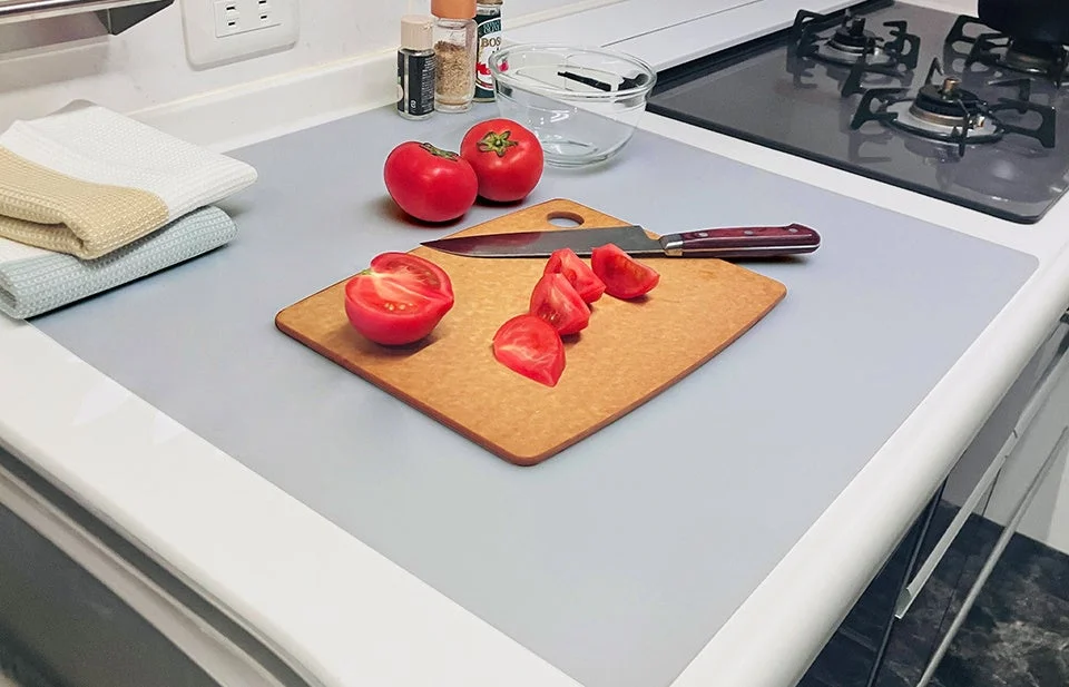 調理中のキッチンカウンター