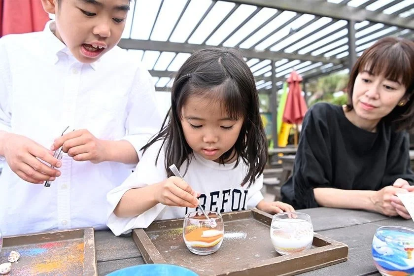 子供たちがサンドアートを楽しむ