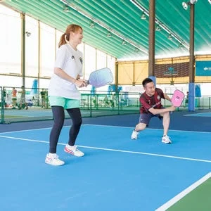 ピックルボールを楽しむ男女