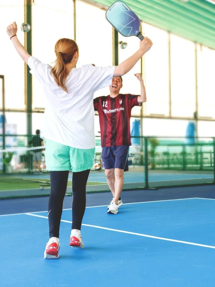 ピックルボールで歓喜する男女