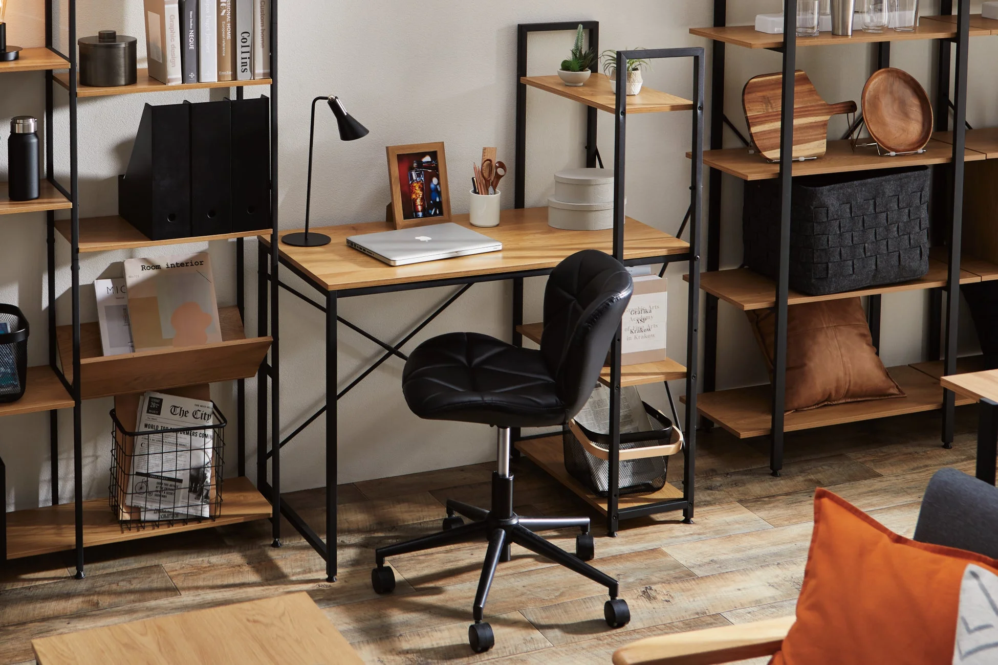 木目調のデスクと黒いオフィスチェアが置かれたモダンな書斎またはホームオフィス空間