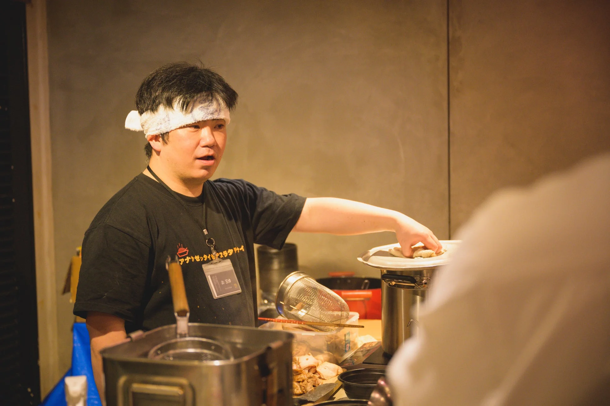 ラーメンを準備する料理人