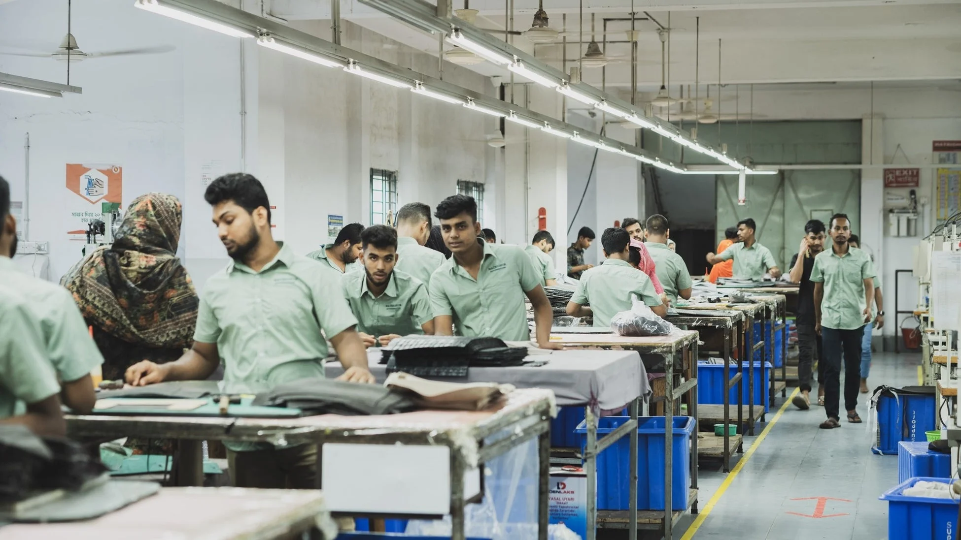 工場での作業風景