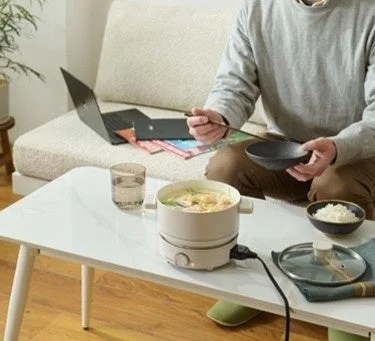 テーブルで食事を楽しむ様子