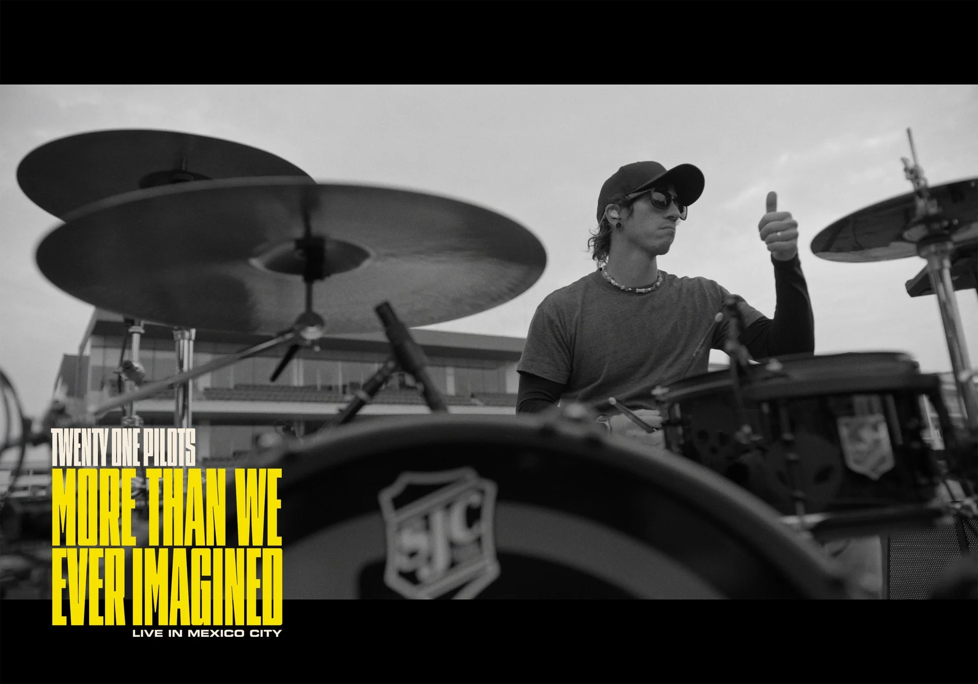 ドラムを演奏するTwenty One Pilotsのメンバー