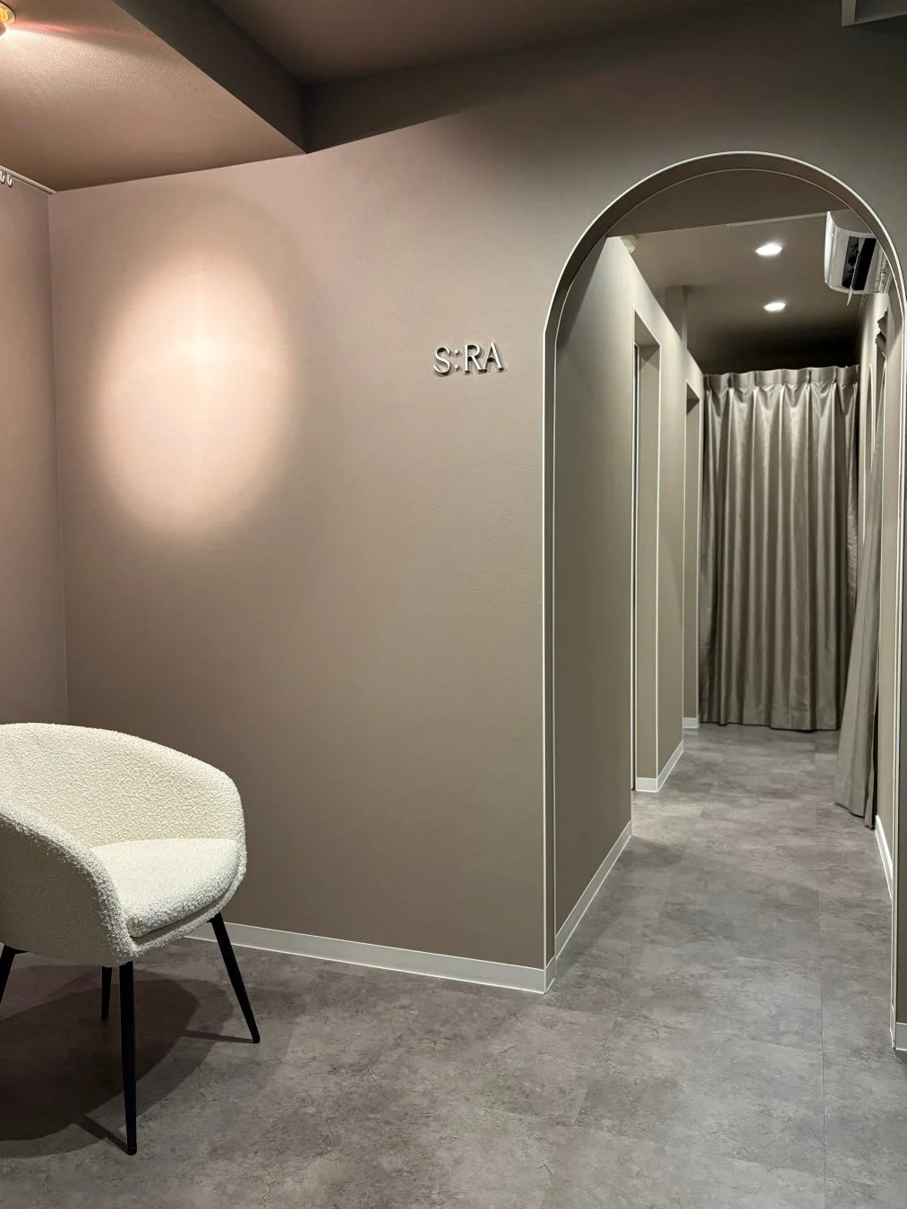 ベージュとグレーを基調としたモダンな内装のサロン