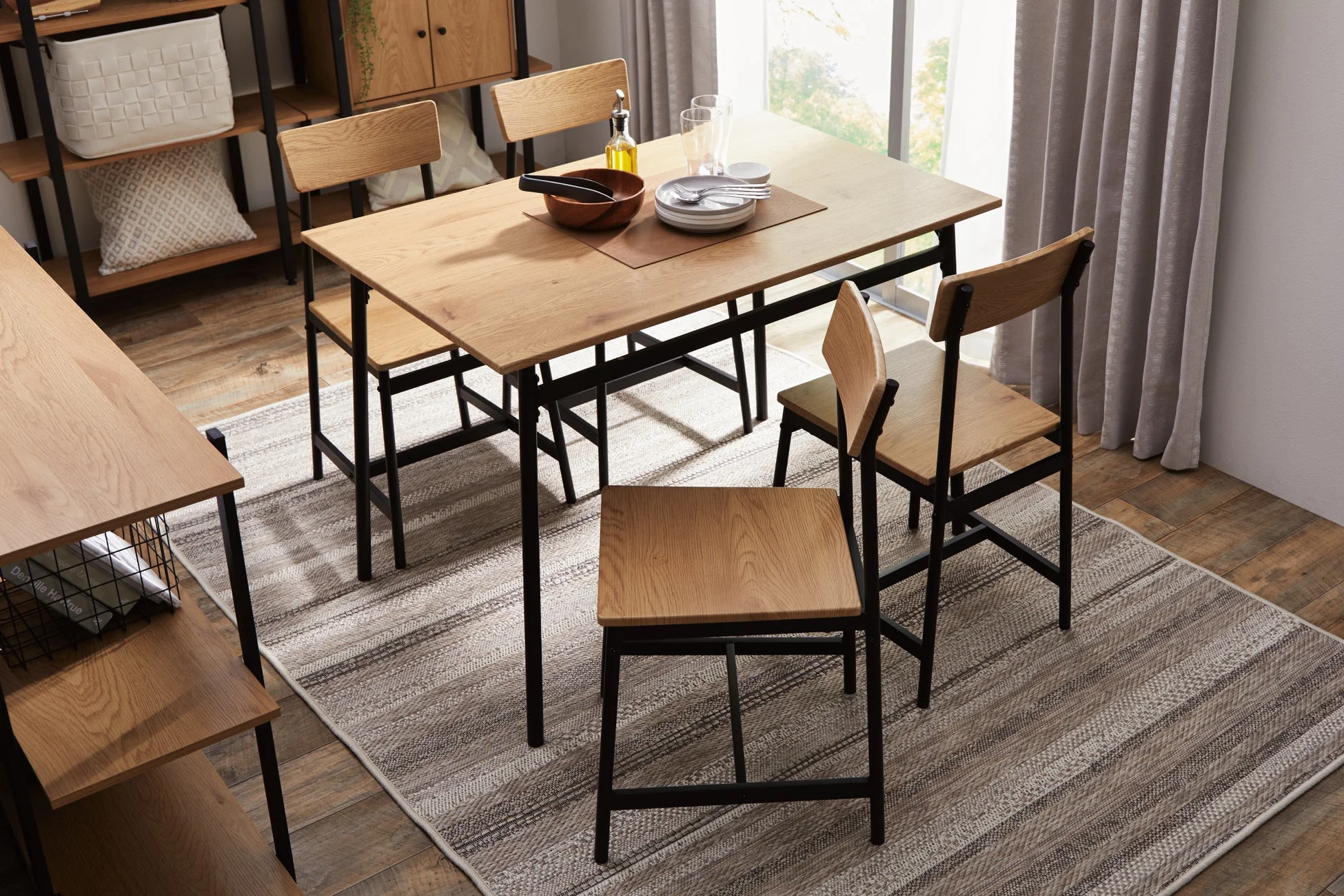 木製のダイニングテーブルと椅子が特徴のリビング・ダイニングルーム