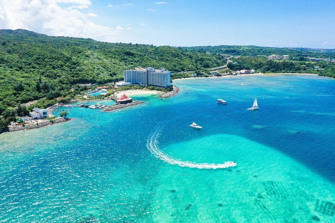 豊かな緑に囲まれたリゾートホテルと美しい海