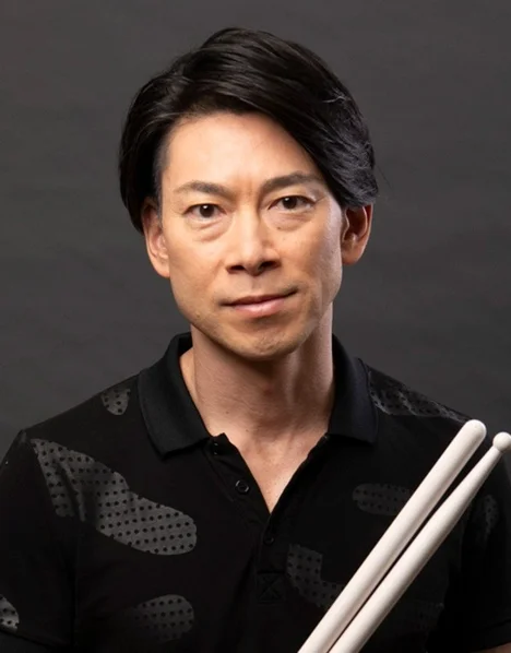 ドラムスティックを持つ男性のポートレート