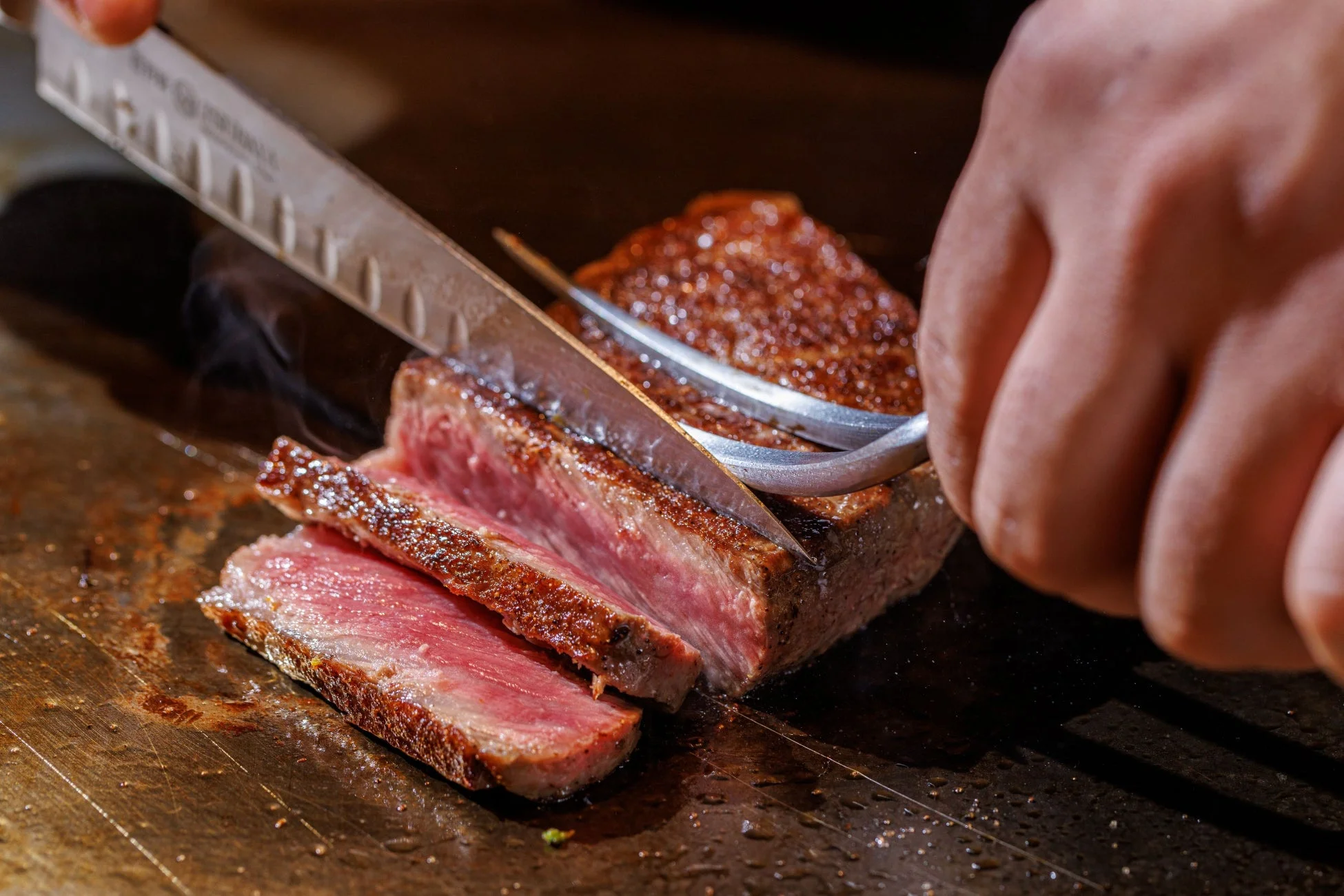 ステーキ調理中