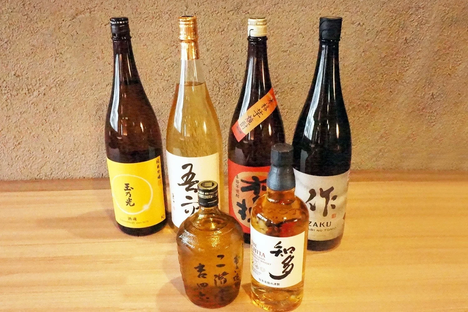 日本酒、焼酎、ウイスキーなど様々な酒瓶の画像