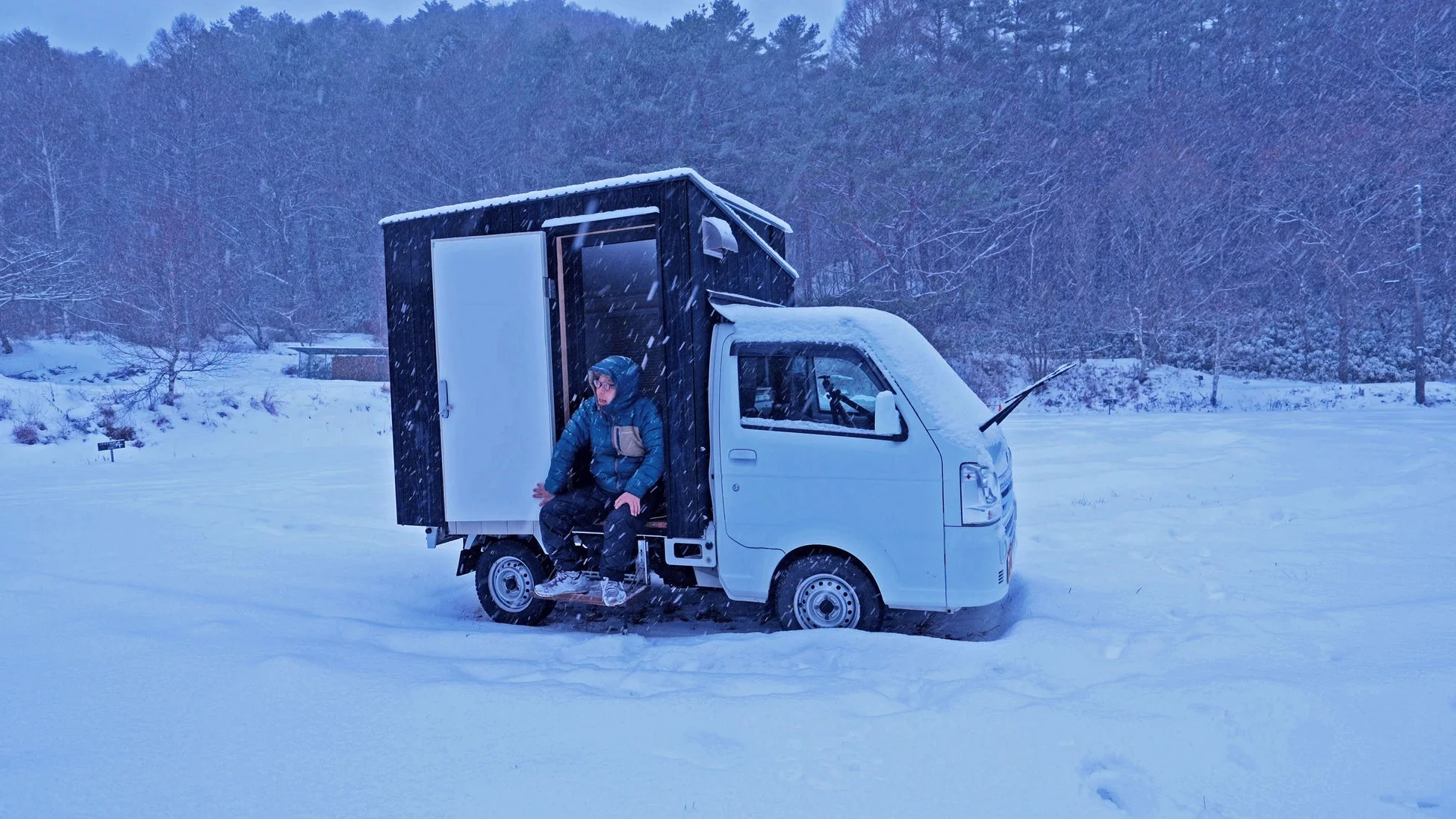 雪の中の軽トラック