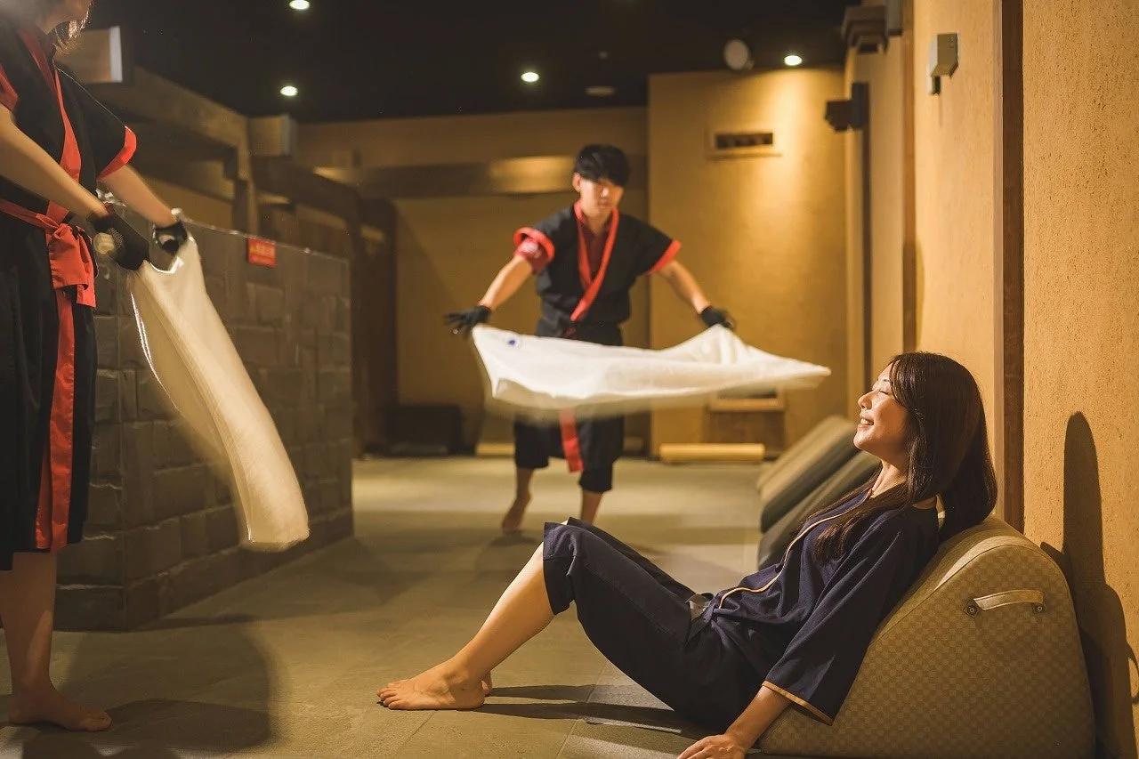 ロウリュサービスを受ける女性