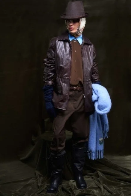 シックなレザージャケットとハット