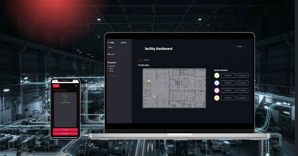 工場を背景に、施設内のデバイス追跡・管理ダッシュボードを表示したノートPCと、移動追跡アプリのスマートフォンが並んでいます。リアルタイムの位置情報やデバイス監視システムが表現されています。