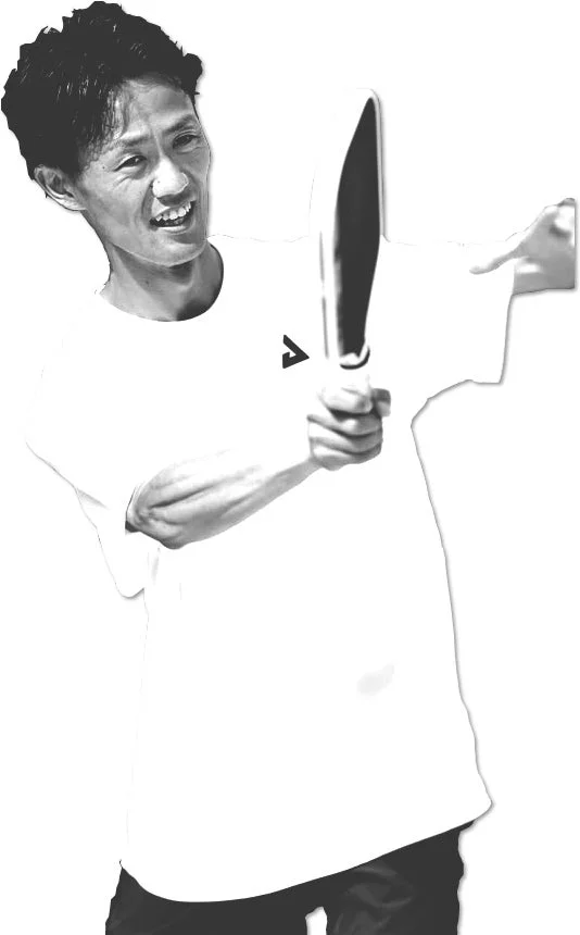 笑顔でラケットを持つ吉原哲平選手(モノクロ)