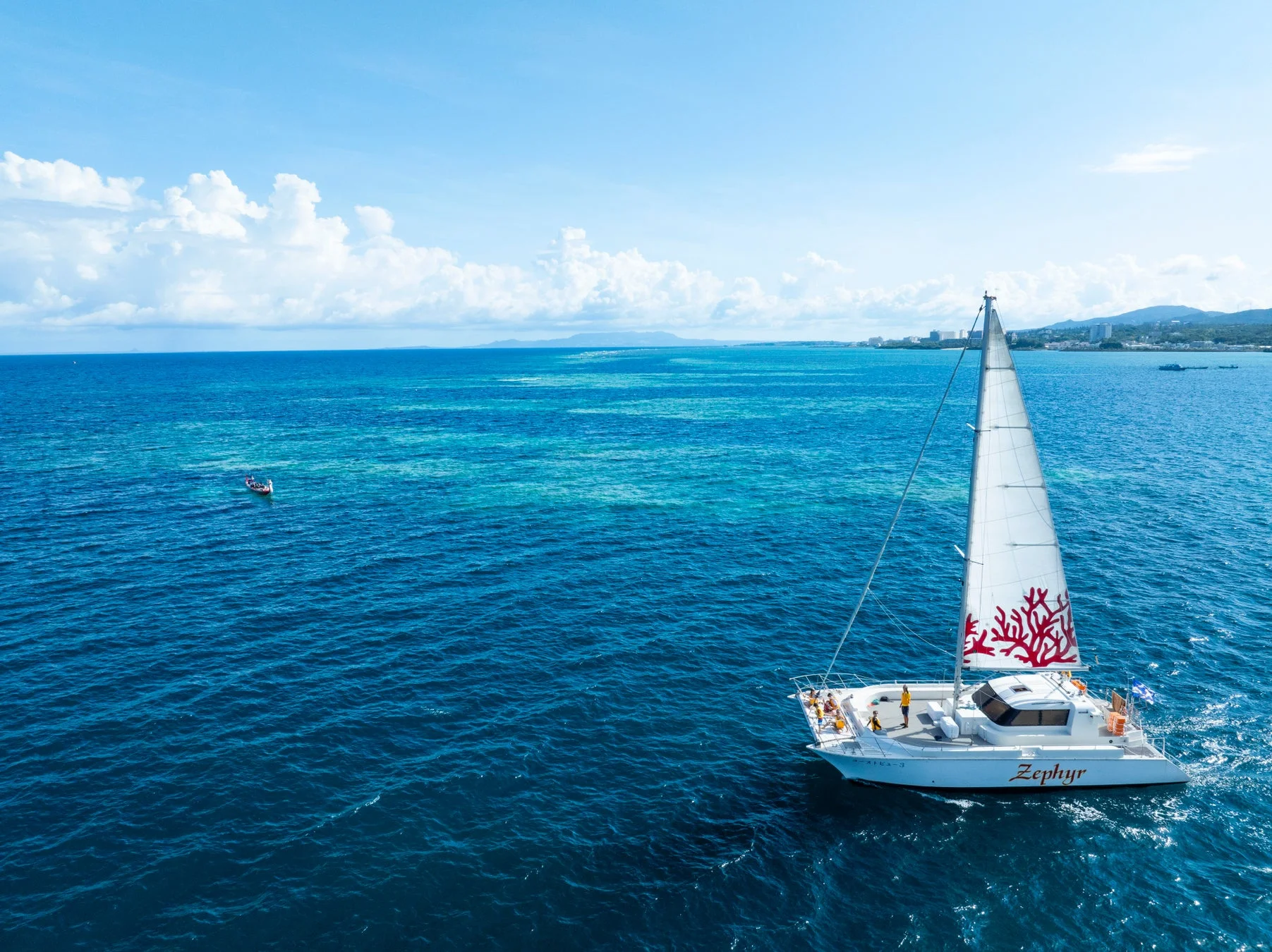 美しい海を航行するヨット