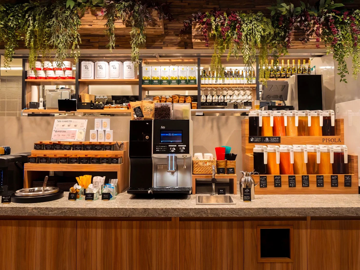 カフェやレストランのセルフサービスドリンクバーの様子