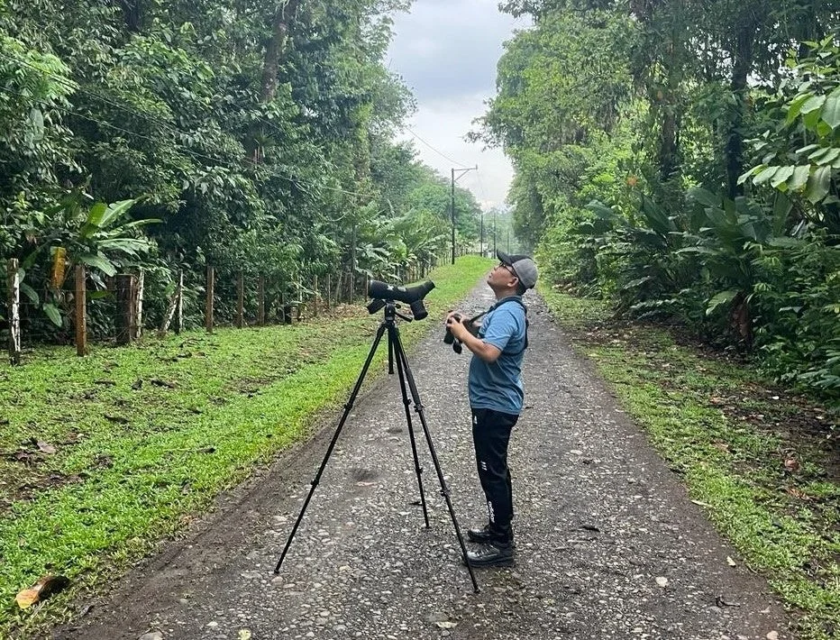 望遠鏡で空を見上げる男性