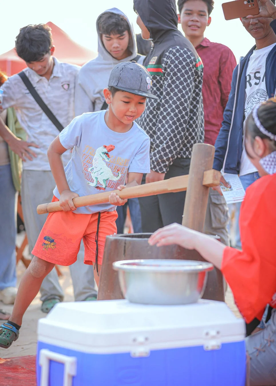 餅つきを体験する子供