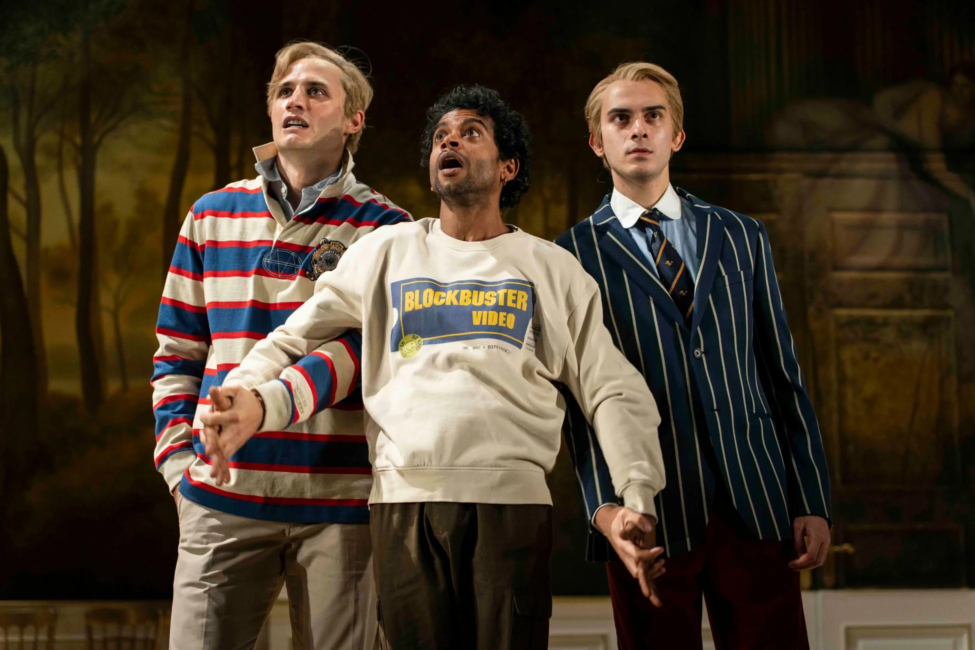 舞台上の男性3人組