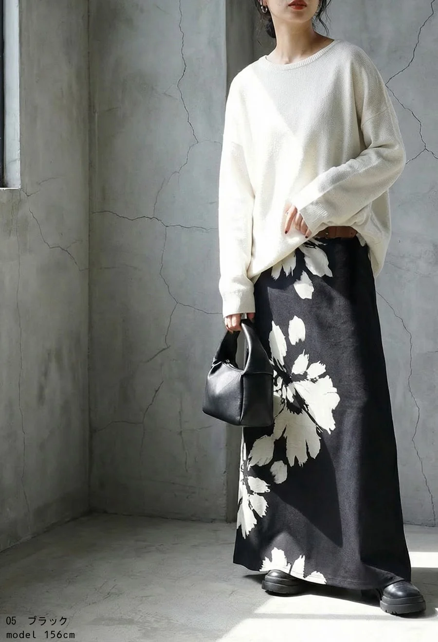 白セーターと花柄スカートのコーディネート