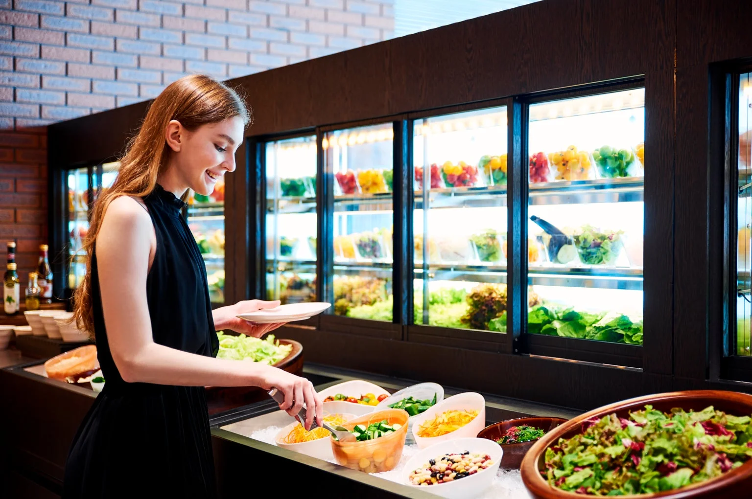 サラダバーで選ぶ女性