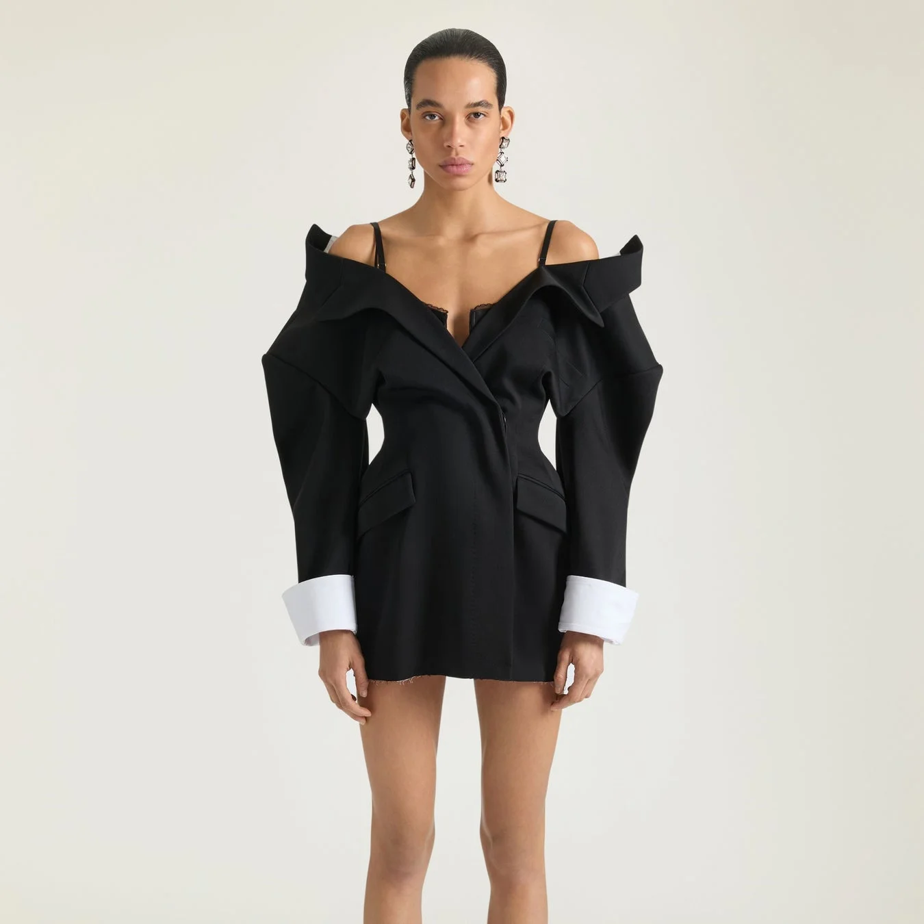 黒いオフショルダーのジャケットドレス