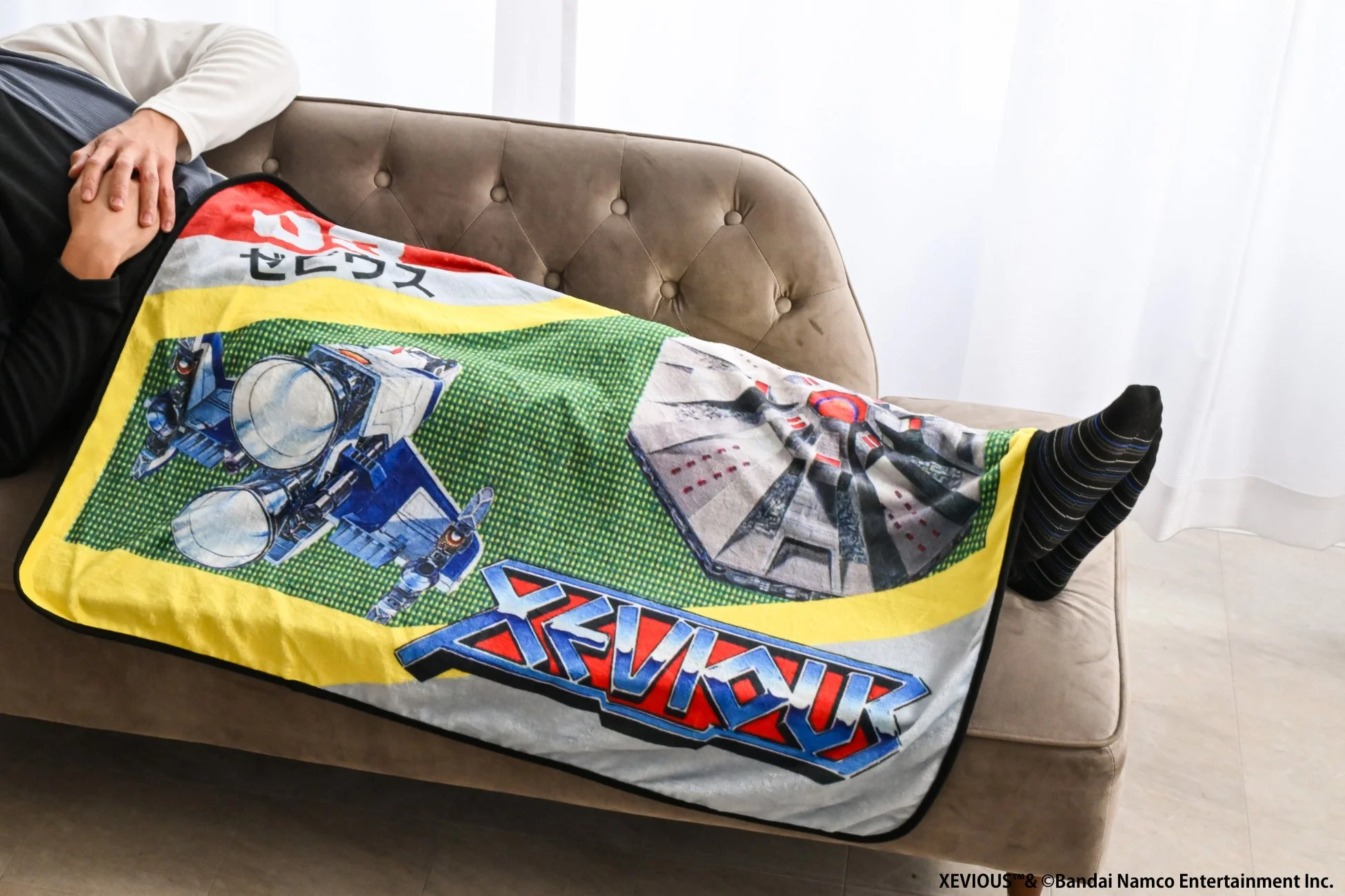 ソファでゼビウスブランケットを使用する様子