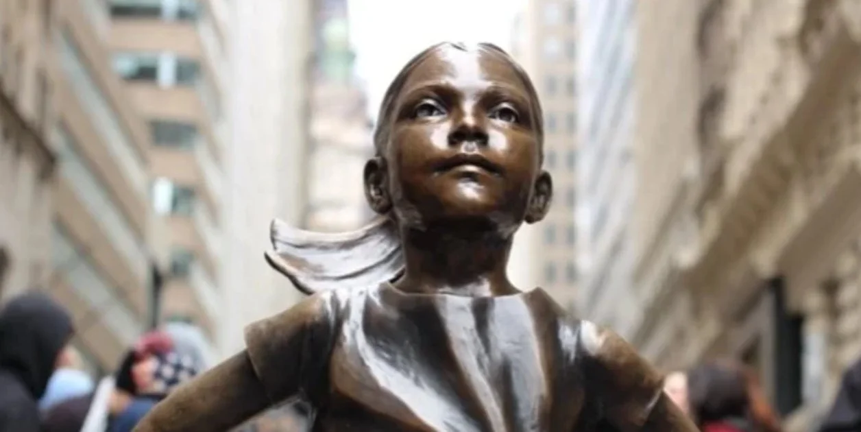 恐れを知らぬ少女の像