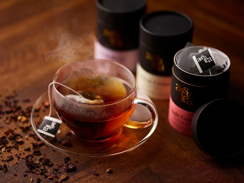 湯気を立てる温かいティーカップとティーバッグ