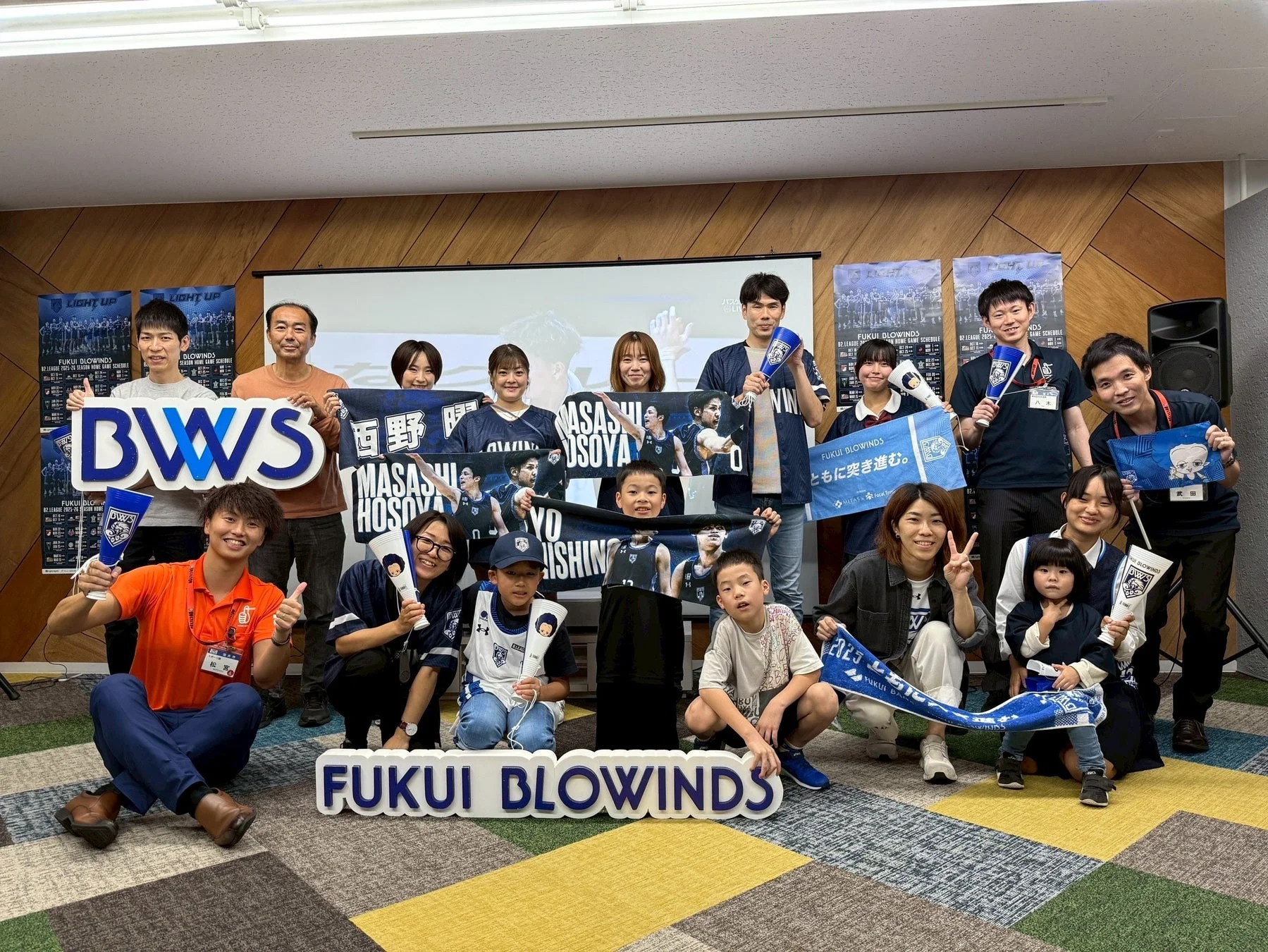 プロバスケットボールチーム「福井ブローウィンズ」のファンや関係者が集まった集合写真
