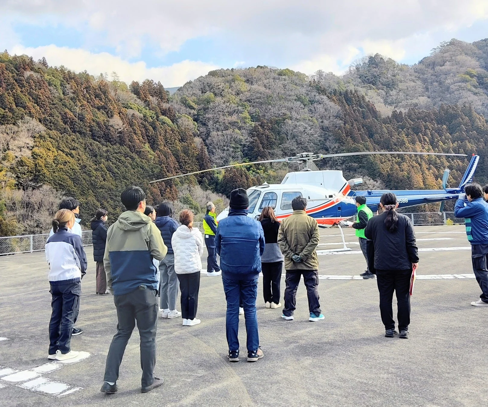 ヘリコプターを見学する人々