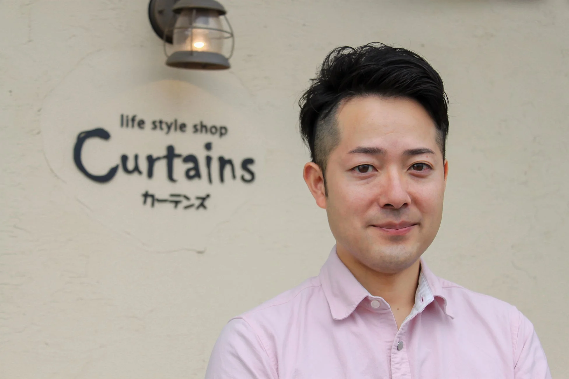 オーダーカーテン専門店カーテンズ店長 出村義勝氏のポートレート