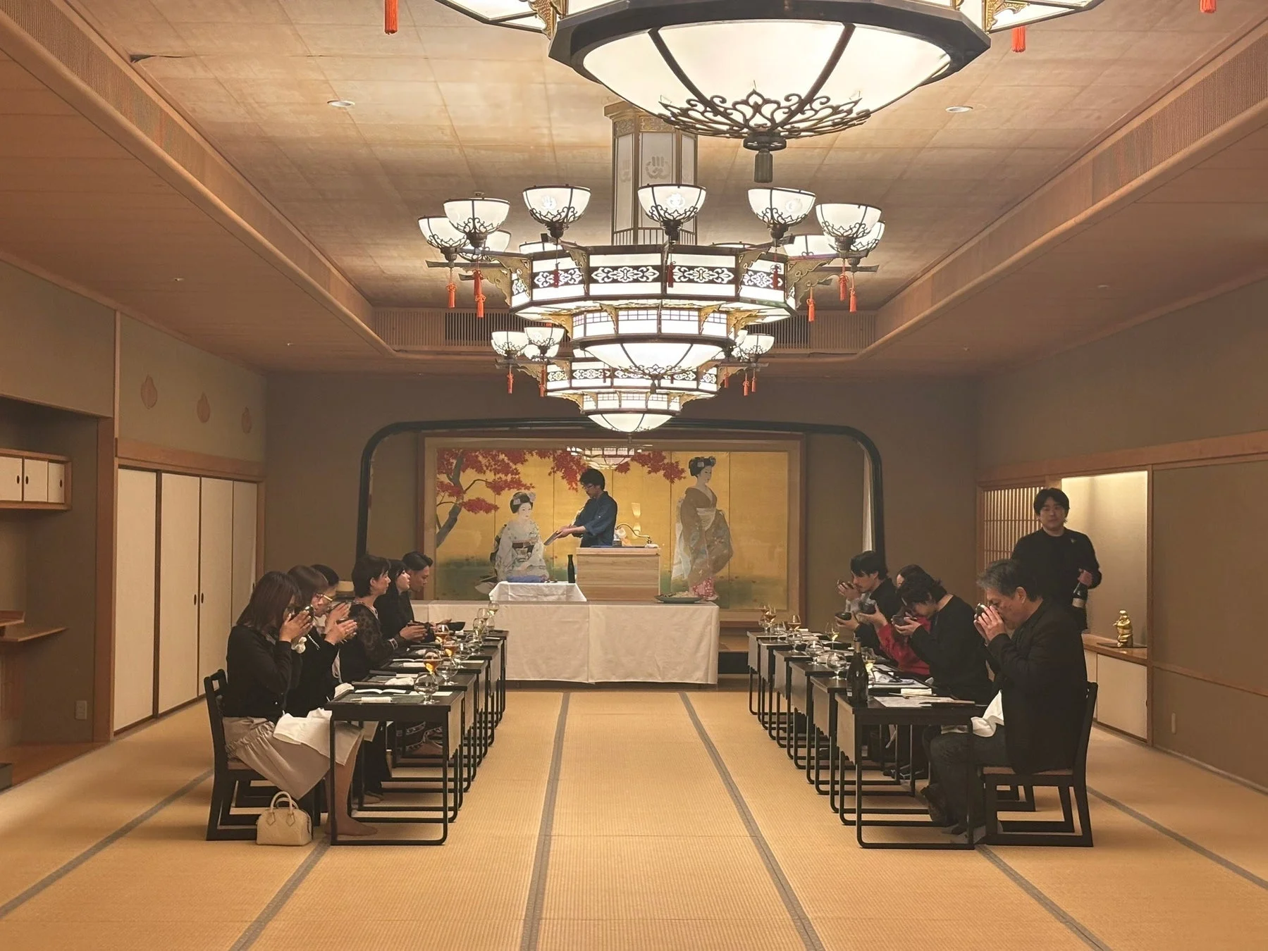 和室でのダイニングイベントの様子