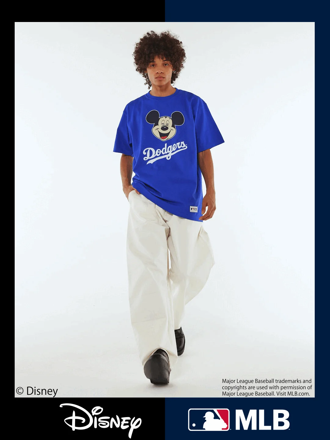 ミッキーとドジャースロゴTシャツの男性