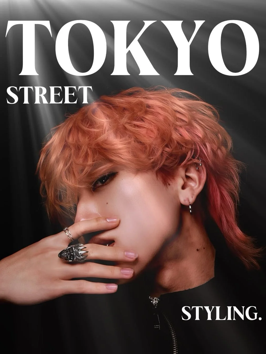 赤髪の男性が顔の一部を隠すポーズをとっており、「TOKYO STREET STYLING.」という文字が配置された、東京のストリートファッションをテーマにしたクールなポートレートです