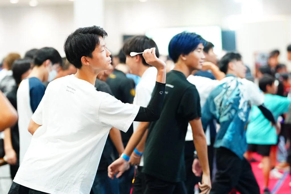 ダーツをプレイする若者たち