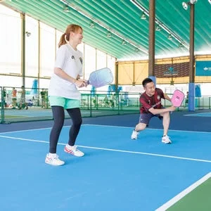 インドアコートでピックルボールを楽しむ男女